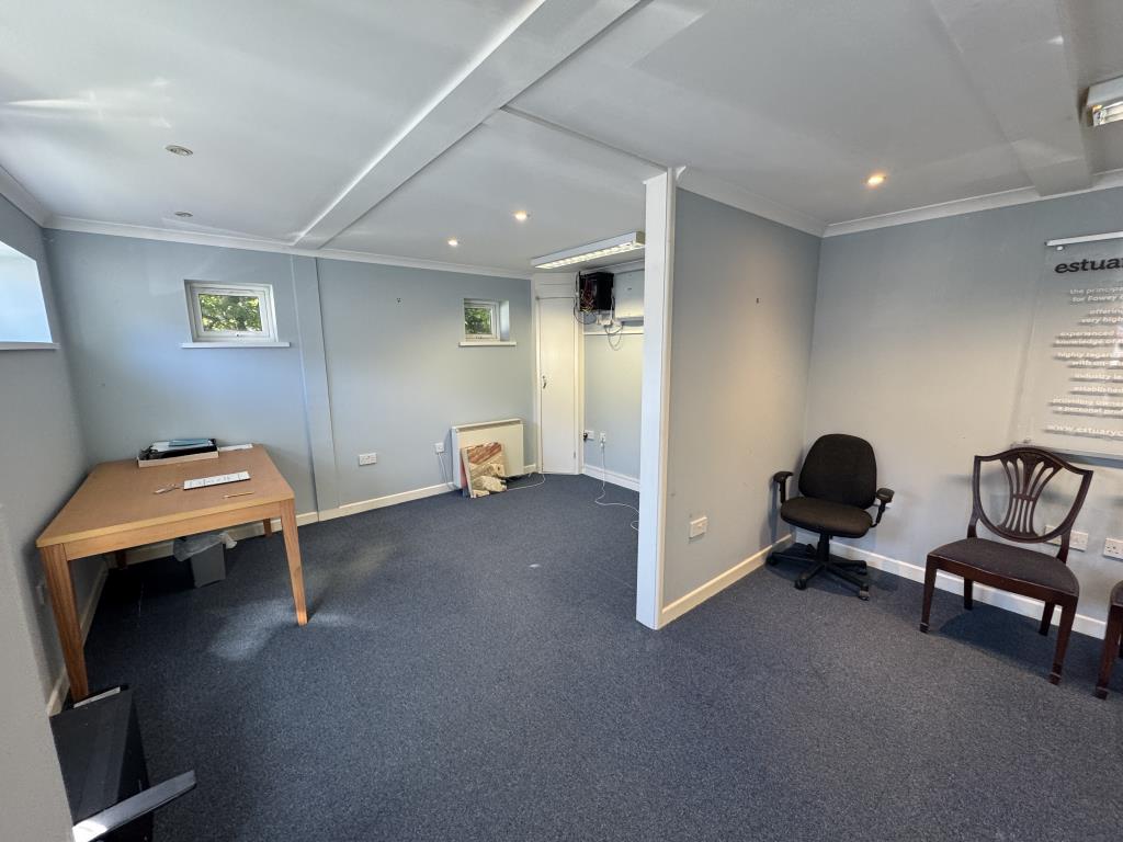 Lot: 52 - DETACHED OFFICE WITH PARKING FOR FOUR VEHICLES - Office